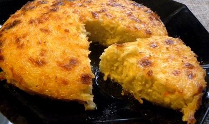 Вермишелевая запеканка с чесноком и соевым соусом