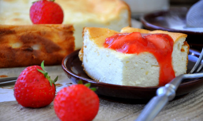 Творожная запеканка с клубничным соусом