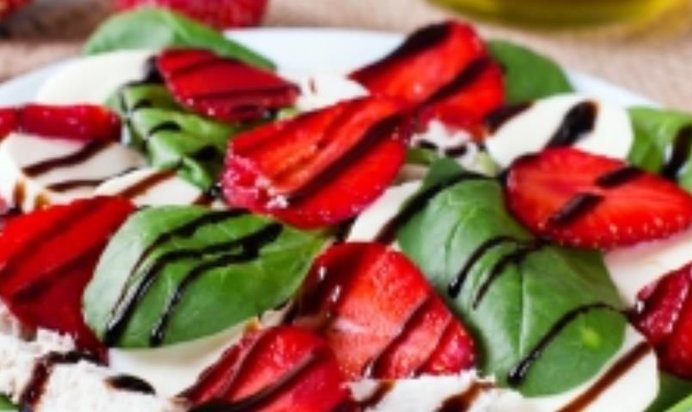 Салат со шпинатом, клубникой и моцареллой