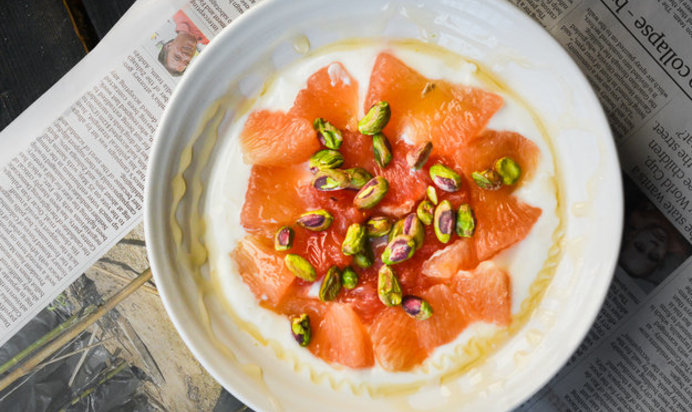 Салат с грейпфрутом, фисташками и сиропом агавы