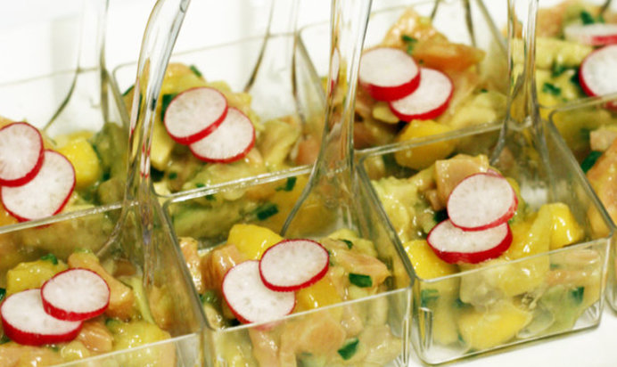 Салат с копченым лососем