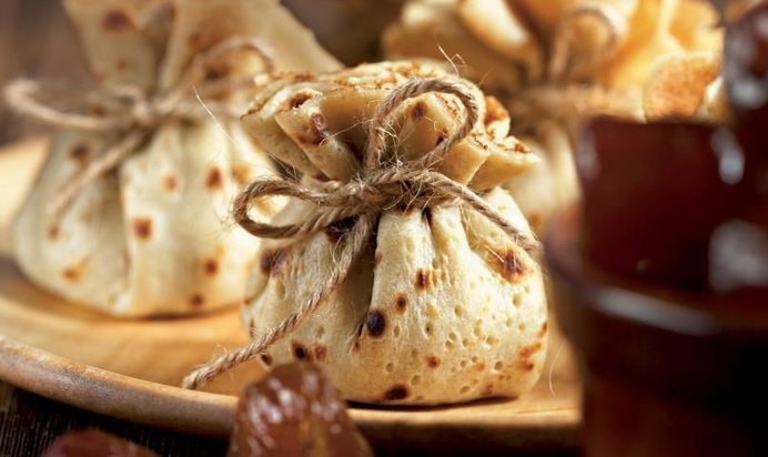 Блинные «мешочки» с финиками и орехами