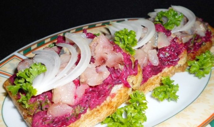 Бутерброды со свеклой и селедкой