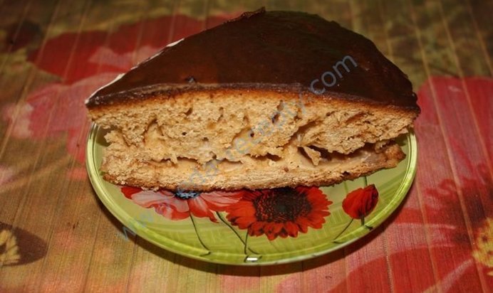 Медовый торт со сметанным кремом в шоколадной глазури