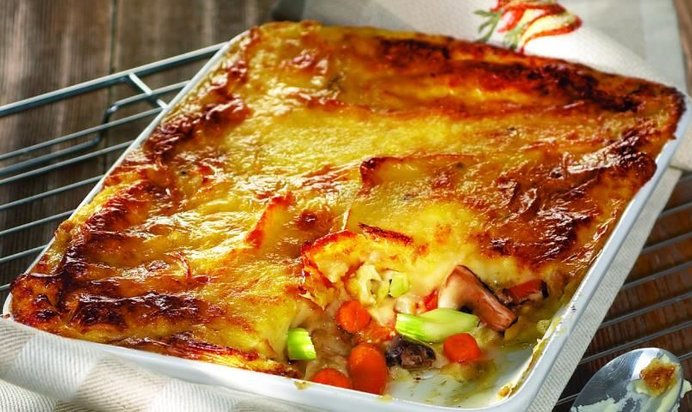 Картофельная запеканка с мясом индейки и клюквенным соусом