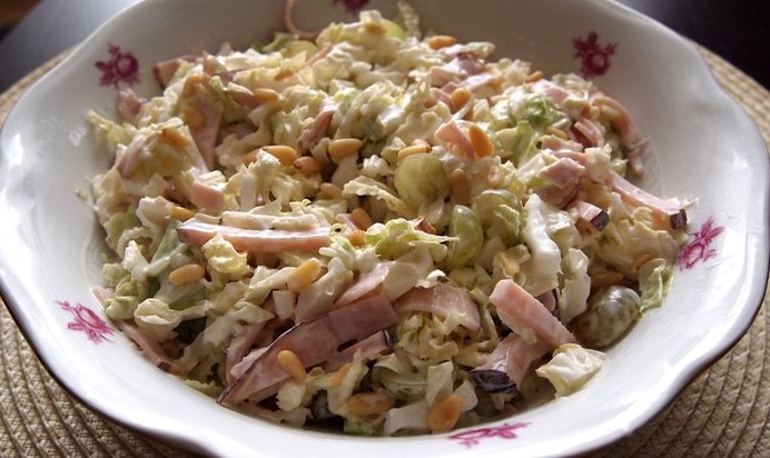 Летний салат с ветчиной и виноградом