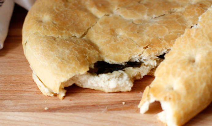 Фокачча с сыром и базиликом