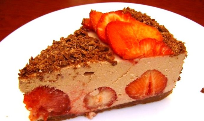 Клубнично-шоколадный торт с творожной прослойкой