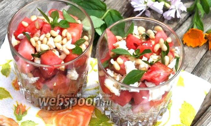Греческий салат с арбузом и фетой
