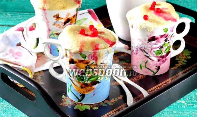 Кекс в кружке с ягодами