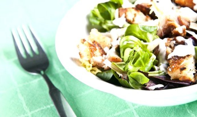 Салат из телятины с рапунцелем, кунжутом и чесночными сухариками