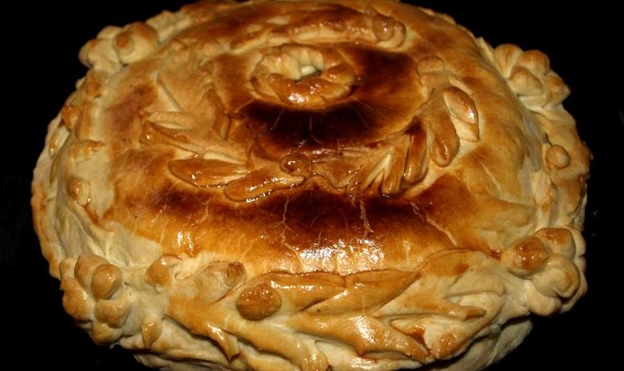 Курник из слоенного теста с блинами, грибами и курицей