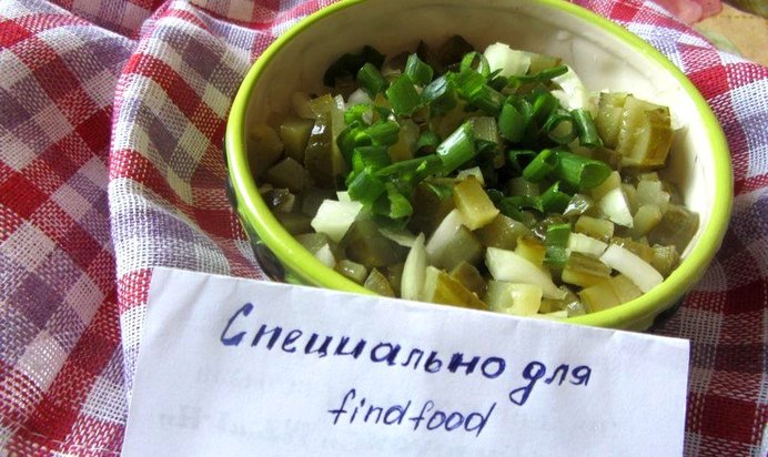 Салат консервированные огурцы с луком