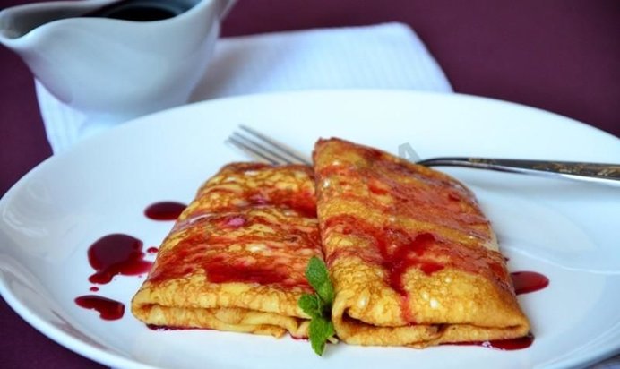 Блинчики с начинкой под вишневым соусом