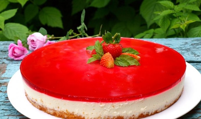 Желейно-бисквитный торт с клубникой и малиной