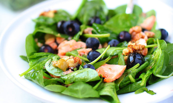 Семга с голубикой и шпинатом: теплый салат за 30 минут