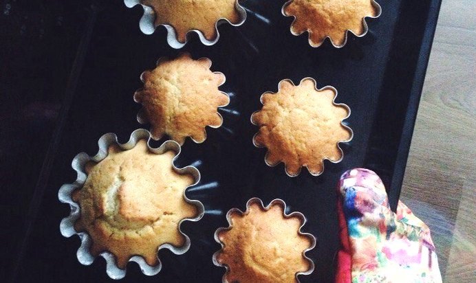 «Новогодние» кексы с мандаринами и грецкими орехами