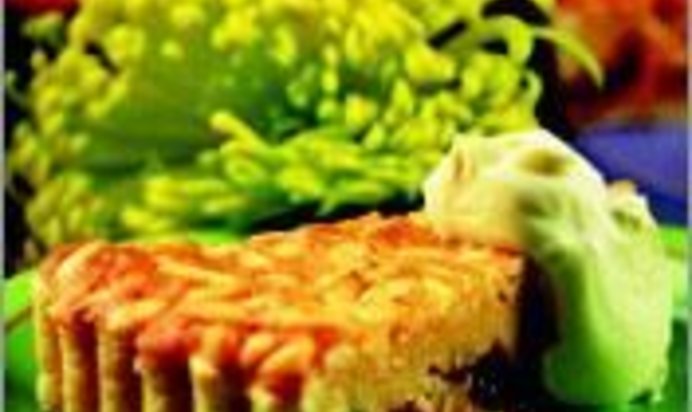 Песочный торт с орехами и изюмом