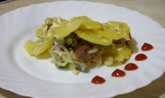 Картофельная запеканка со спаржей и мясом под соусом