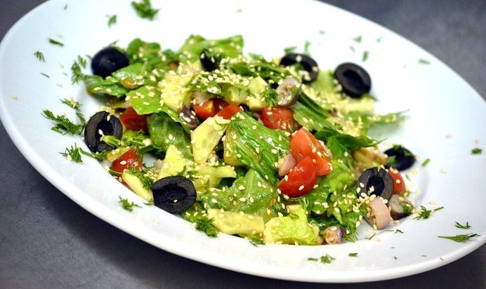 Овощной салат с осьминогами