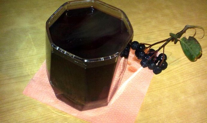 Компот из черноплодной рябины и слив