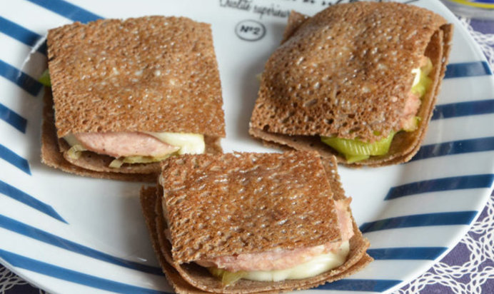 Блинчики с консервированной ветчиной и луком-порей