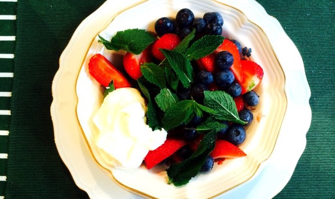 Утренний ягодный салат