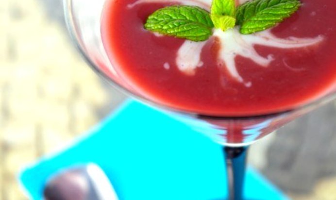 Малиново-лимонный коктейль с медом и сахаром