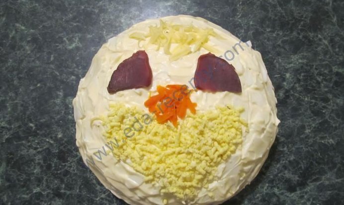 Слоеный салат с куриной печенью и морковью