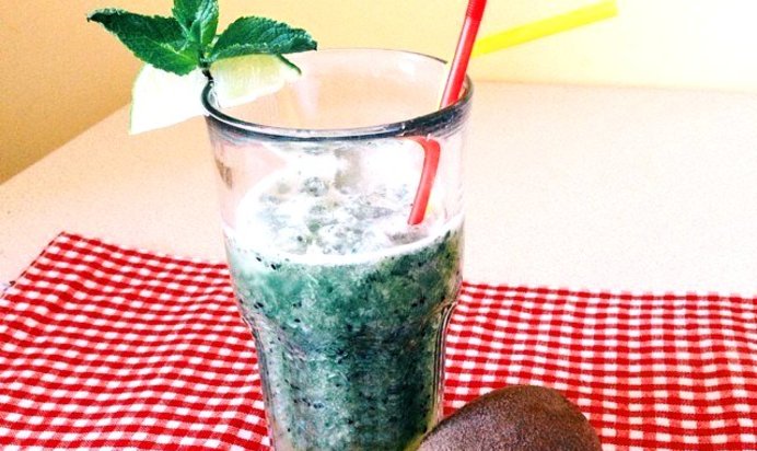 Зеленый коктейль из киви, петрушки и меда