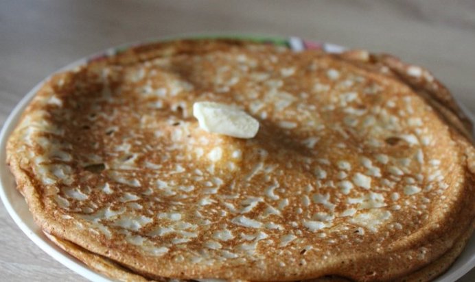 Сладкие блинчики на сметане и сывороточном коктейле Мажитэльк завтраку