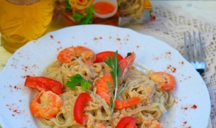 Гречневая лапша с креветками и сливочным соусом