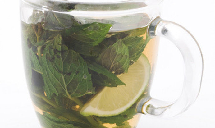 Горячий мятно-лимонный напиток