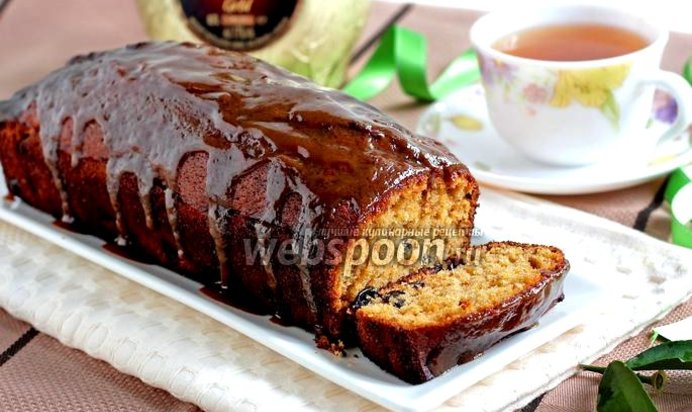 Имбирный кекс с изюмом в карамельной глазури