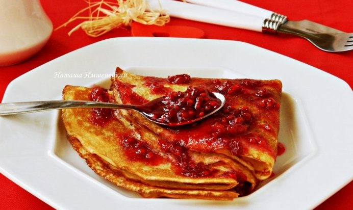 Тонкие дрожжевые блины с ягодным соусом