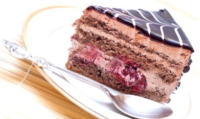 Шоколадный торт с вишней