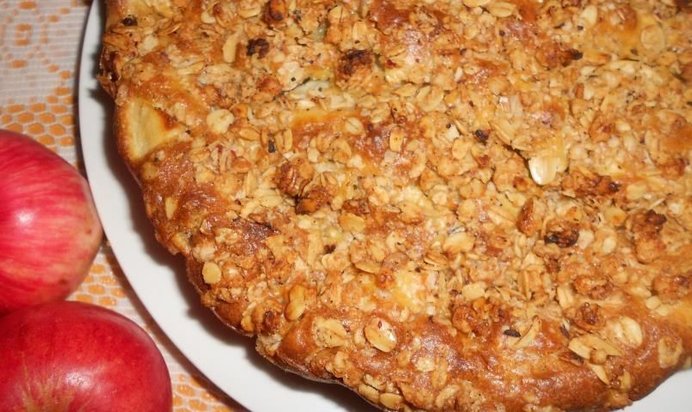 Шарлотка с посыпкой из мюсли