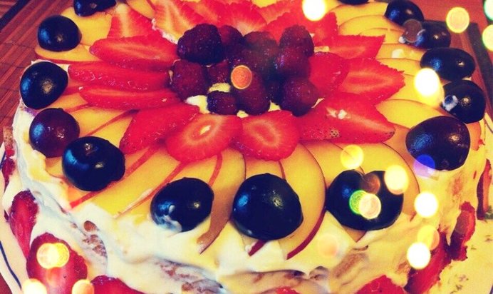 Фруктовый торт со взбитыми сливками