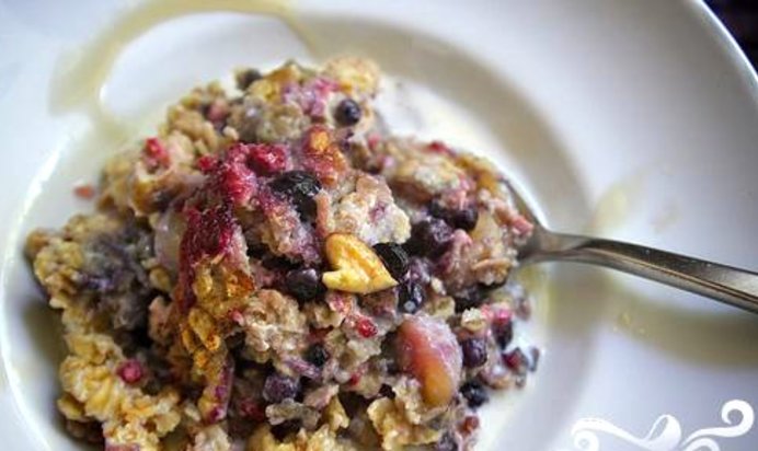 Овсяная запеканка с ягодами и орехами