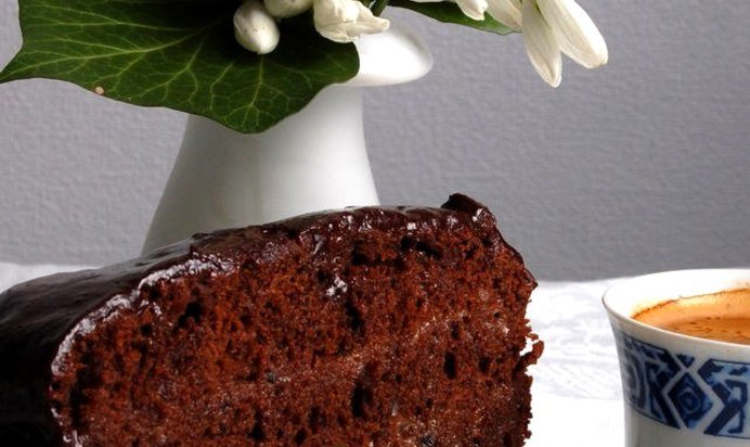 Торт из темного шоколада с кремом из белого шоколада