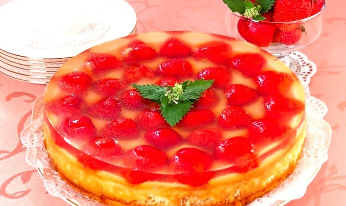 Торт с клубникой, сырным кремом и желе