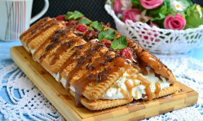 Торт из печенья и творога с малиной (без выпечки)