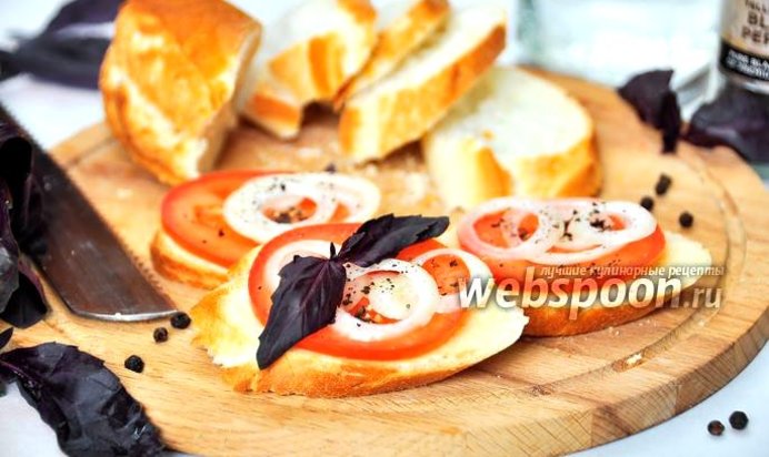 Закусочные бутерброды с помидором и луком