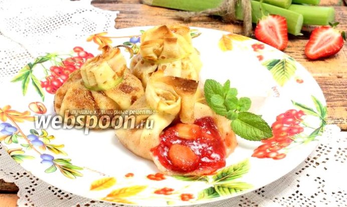 Блины с клубникой и ревенем