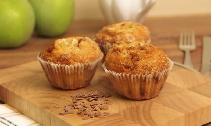 Яблочные маффины с шоколадной крошкой