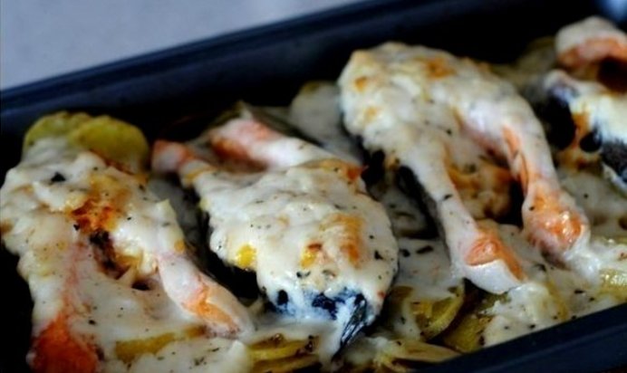 Форель под чесночным соусом, запеченная на картофельной подушке