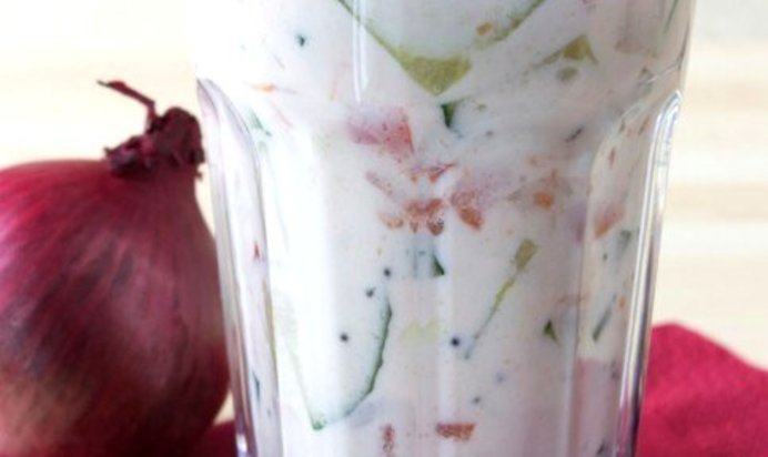 Овощной салат под йогуртово-сметанным соусом