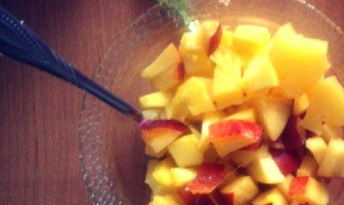 Солнечный фруктовый салат из манго, ананасов и персиков