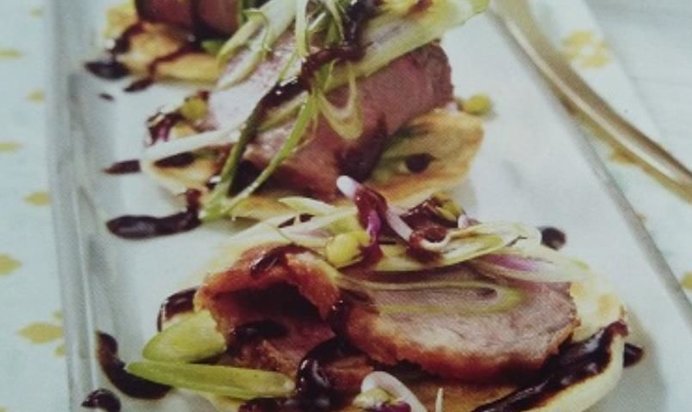 Куриная грудка с кокосовыми блинчиками и сливовым соусом