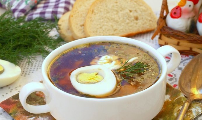 Зелёный борщ со свёклой и зелёным горошком